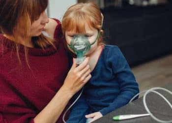 Por que o outono aumenta as doenças respiratórias em crianças? Descubra como proteger seu filho