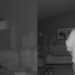 Após ouvir barulhos de madrugada, mãe olha na câmera de segurança e vê cena inacreditável