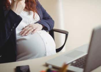 Mulher entra em trabalho de parto durante uma reunião e ouve “pode terminar antes de ir?”