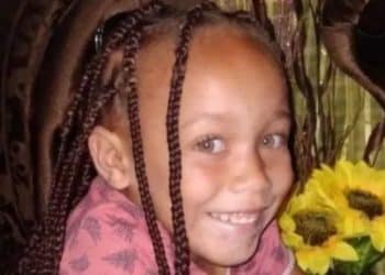 Mulher é condenada por vender a filha de 6 anos por conta da cor dos seus olhos