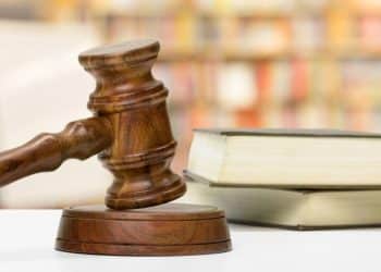 Mãe é condenada após quebrar ovo na cabeça da filha em desafio das redes sociais