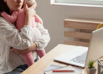 Retorno ao trabalho após o parto: como lidar com os desafios emocionais e físicos