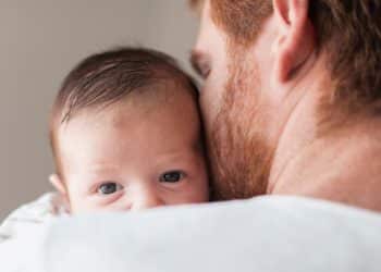 A presença do pai pode aumentar o período de amamentação do bebê, segundo estudo