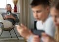 Estudo aponta que pais da geração Z estão lendo menos para os filhos: por que?