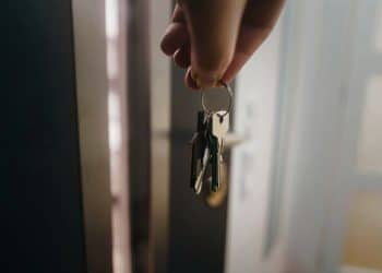 Família é obrigada a trancar quarto de pousada após encontrar ‘pintura do filho’ lá dentro