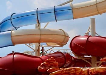 Pai desce no toboágua com filho pequeno, mas chega sozinho e mãe se desespera; veja o vídeo