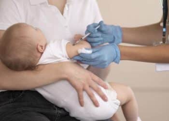 Reforço da vacina contra meningite muda e passa a proteger contra mais variantes da bactéria