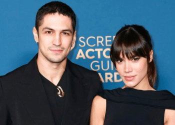 Carla Salle e Gabriel Leone anunciam que estão esperando o primeiro bebê