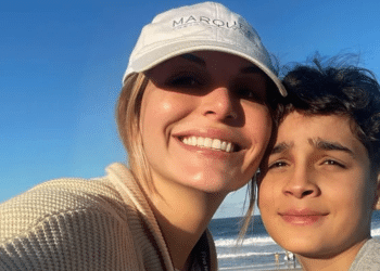 Atriz realiza funeral do filho após tentar congelar o corpo para futura reanimação