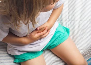 Dor de estômago em crianças pode ser gastrite: saiba os sinais e o que fazer