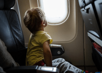 Homem reclama de bebê chorando no avião e provoca reações na internet