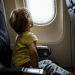 Homem reclama de bebê chorando no avião e provoca reações na internet