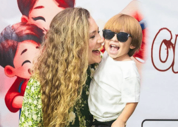 Ex-paquita Joana Mineiro compartilha desafio da maternidade após pedido do filho