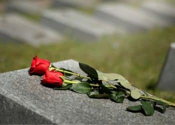 Ex-participante de reality é barrada do enterro do próprio filho por se atrasar para a cerimônia