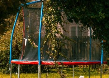 Menina de 3 anos é arremessada de cama elástica durante vento forte e não resiste