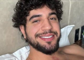 Nattan ganha presente inusitado de fãs durante seu show após anunciar que será pai