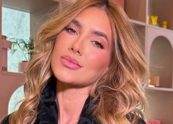 Virginia é barrada na imigração chinesa por não ser reconhecida na foto do passaporte, que foi emitido há anos atrás