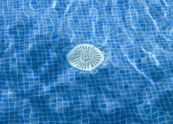 Família vive susto em hotel após menino ser sugado por ralo de piscina