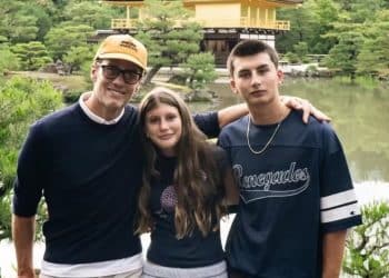 Tom Brady aparece com os filhos em viagem ao Japão e altura dos jovens impressiona