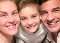 Ana Hickmann mostra encontro de seu filho, Alezinho, com o padrasto Edu Guedes após cirurgia de retirada do tumor