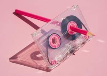 Por que as crianças gostam de repetir tudo?