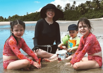 Fabiana Justus vai à praia com os filhos pela primeira vez após tratamento contra o câncer