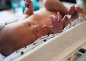 Bebê grande demais ao nascer: o que é macrossomia e quais os cuidados