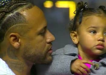 Bruna Biancardi e Mavie acompanham Neymar em jogo do Santos e filha do jogador esbanja simpatia ao acenar para os fãs; veja o vídeo