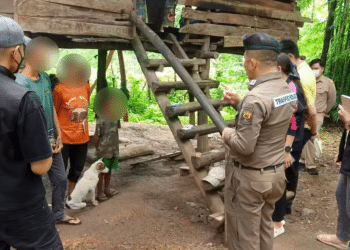 Menino de 8 anos que vivia isolado com cães e latia para se comunicar foi resgatado na Tailândia