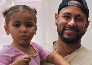 Neymar acompanha aula de balé da filha Mavie e recebe elogios de professora