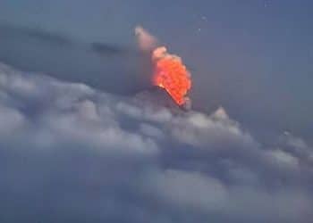 Vulcão na Rússia entra em erupção horas após o terremoto, na mesma região do epicentro dos tremores