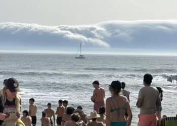 Praia em Portugal é atingida por ‘Tsunami de nuvem’ e assusta banhistas; veja vídeo