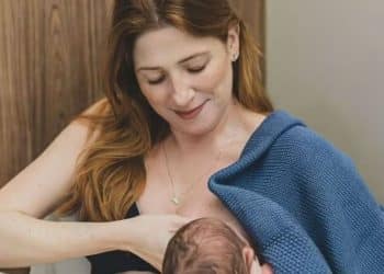 Dani Calabresa celebra o Dia da Amamentação e faz desabafo sobre o período: “Desafiador”