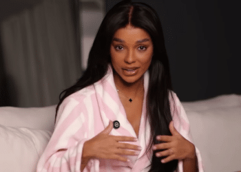 Brunna Gonçalves faz tour pelo corpo pós-parto e desabafa: “Olho no espelho e não me reconheço”