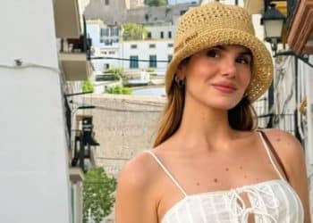 Camila Queiroz curte Ibiza com Klebber Toledo em ‘Babymoon’ e exibe barriguinha de grávida
