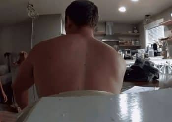 Casal divide opiniões por forçar filho de 9 anos a fazer flexões e agachamentos como forma de punição