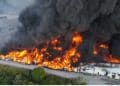 Incêndio de grande proporção atinge fábrica em Manaus e bombeiros tentam conter chamas há 18 horas