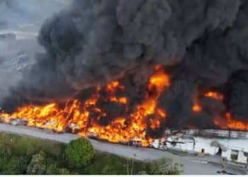 Incêndio de grande proporção atinge fábrica em Manaus e bombeiros tentam conter chamas há 18 horas