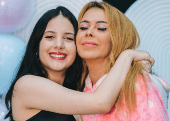 Filha caçula de Joelma dá à luz ao primeiro filho com baterista da banda da cantora