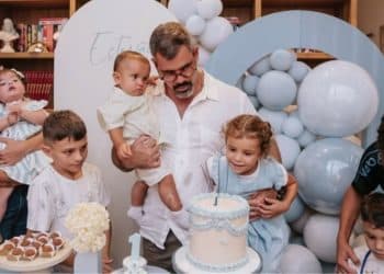 Pai de 6 filhos, Juliano Cazarré fala sobre as dificuldades da paternidade: “Corrido o tempo todo”