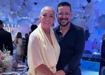 Mãe de Virginia Fonseca ganha aliança e é pedida em namoro pelo companheiro 20 anos mais novo