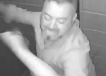 Após lutador agredir a mulher com 60 socos, outro caso de agressão no elevador é registrado por câmera de segurança