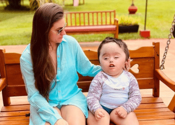 Nora de Ratinho compartilha relato sobre filho com hidrocefalia e apresentador reage: “Meu neto querido”