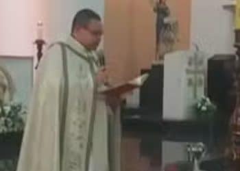 Padre se recusa a falar nome de bebê durante batismo e família desabafa: ‘Falou que estava ligado a um culto religioso’