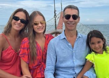 César Tralli ganha bolo personalizado e celebra Dia dos Pais adiantado