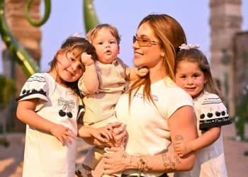 Virginia leva os filhos ao zoológico em Dubai e surpreende com registros segurando animais selvagens