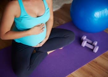 Mulher fazendo exercícios na gravidez.