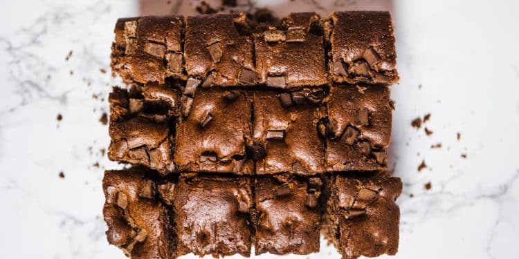 Pedaços de brownie em cima de uma bancada de mármore.
