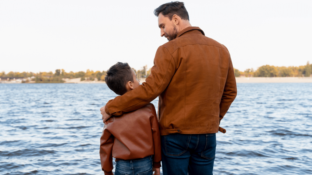 Pai com filho pequeno em momento de afeto, representando saúde mental paterna.