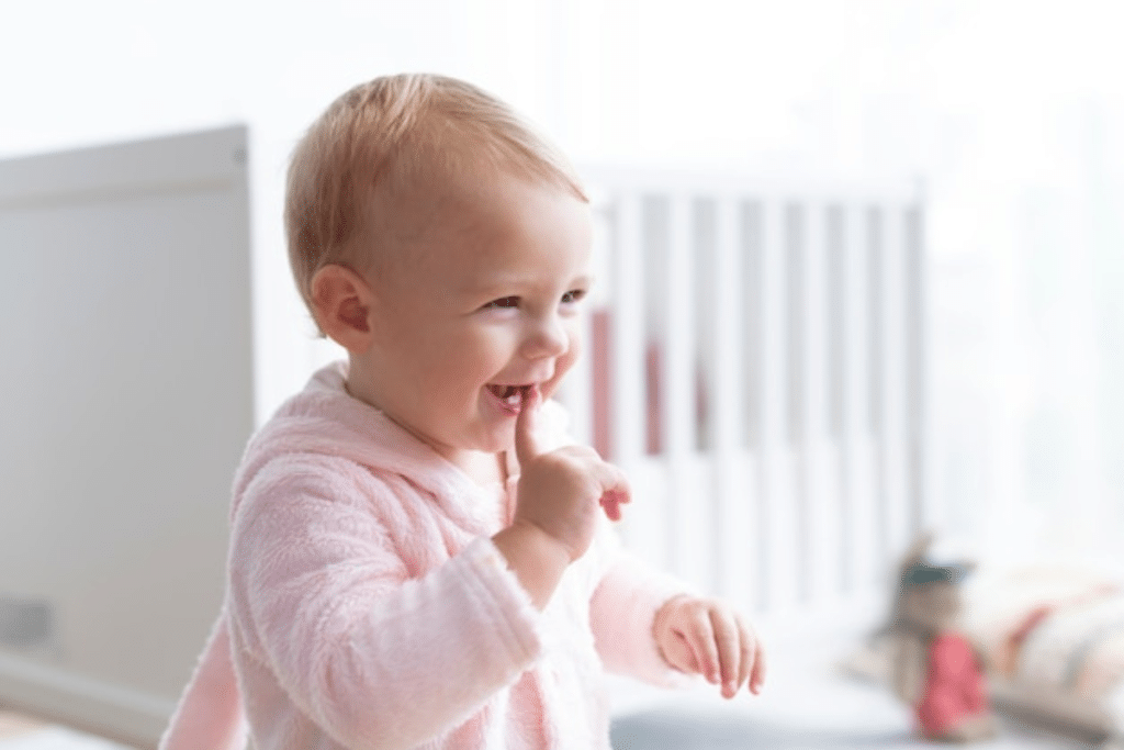Bebê sorrindo durante uma interação com o cuidador, momento essencial para estimular a linguagem com afeto.